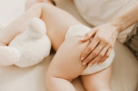 Trẻ sơ sinh khóc đêm: Nguyên nhân & cách giúp con ngủ ngoan